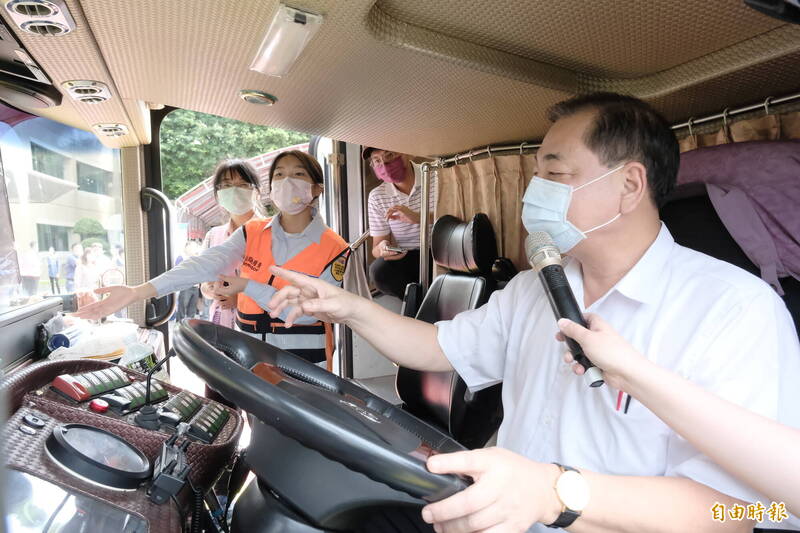 新竹縣副縣長陳見賢在新豐國中學生解說下，體驗大型車視野死角及內輪差宣導及實地體驗。（記者廖雪茹攝）