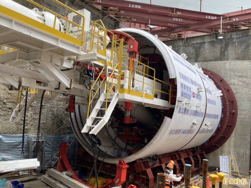 桃園綠線捷運工程第一台傳統圓潛盾機，直徑6.24公尺，已經正式發進，每天可前進6公尺。（記者謝武雄攝）