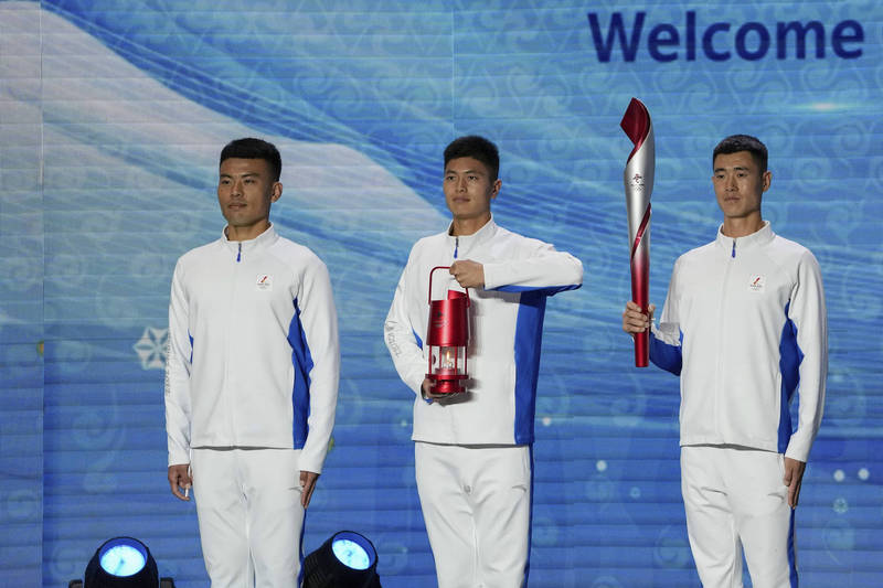 北京冬奧火種燈及火炬亮相，本屆聖火傳遞活動主題為「迎接冰雪之約，奔向美好未來」。（美聯社）