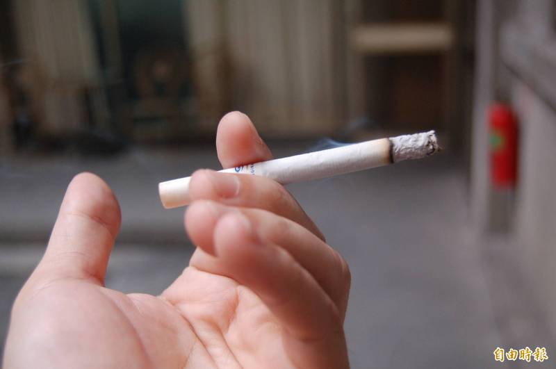 英国议员提案要在单支香菸上印「吸菸致死」的字样。(photo:LTN)