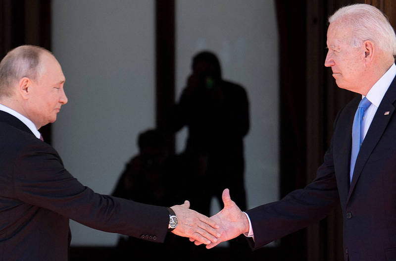 俄羅斯總統普廷（左）今年6月與美國總統拜登（右）在瑞士會面，兩人在峰會會前握手致意。（法新社資料照）