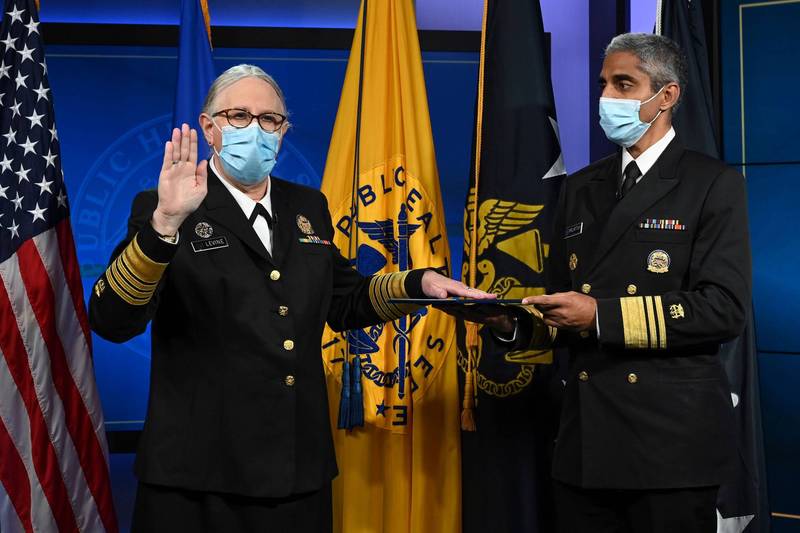 美國衛生及公共服務部助理部長萊文（圖左），正式宣誓兼任公共衛生服務軍官團負責人。（路透）