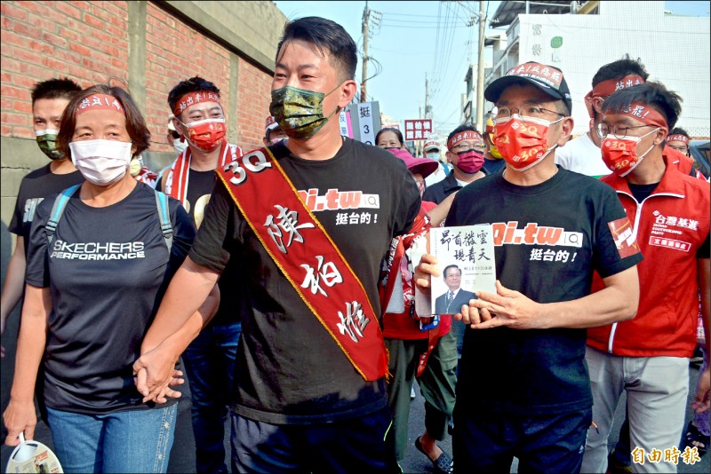 立委陳柏惟（左二）昨續在大肚、龍井進行步行，許多民眾自動自發陪走，宜蘭市長江聰淵（左三）也到場陪走加油。（記者陳建志攝）