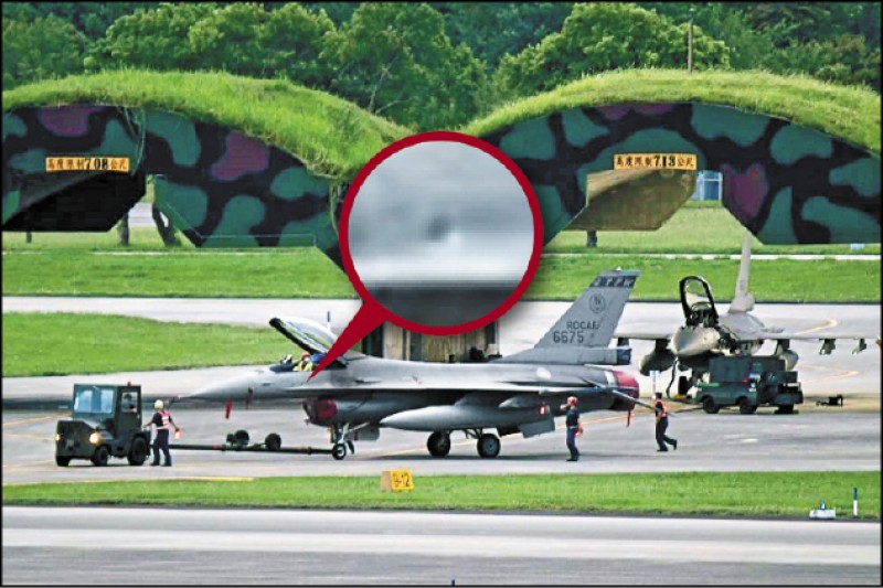 空軍F-16V昨訓練返航後，座艙罩下方出現蒙皮有擦傷的痕跡。（民眾提供）