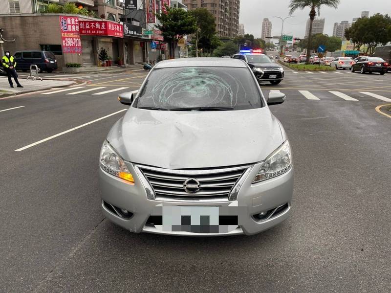 新北市林口區今天上午發生一起死亡車禍，蘇姓老翁遭無照的蔡姓老翁開車撞死；圖為肇事車輛。（記者吳仁捷翻攝）