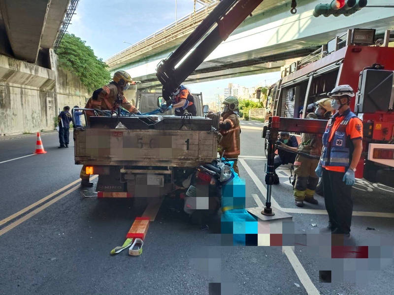 機車騎士追撞停等紅燈小貨車，騎士卡在小貨車後車斗下當場身亡。（民眾提供）