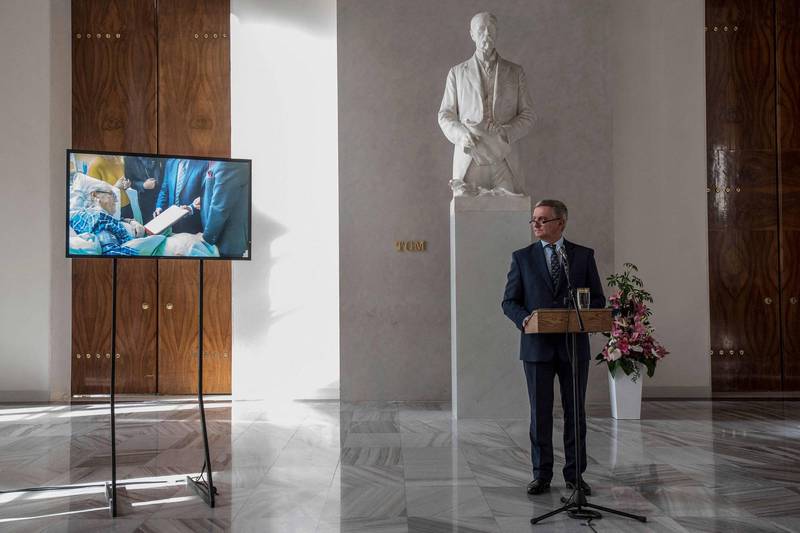 总统办公室主任米纳尔在布拉格堡向外界展示了一段影片，影片中，身着睡衣的齐曼看似虚弱的半倚在病床上。（法新社）(photo:LTN)