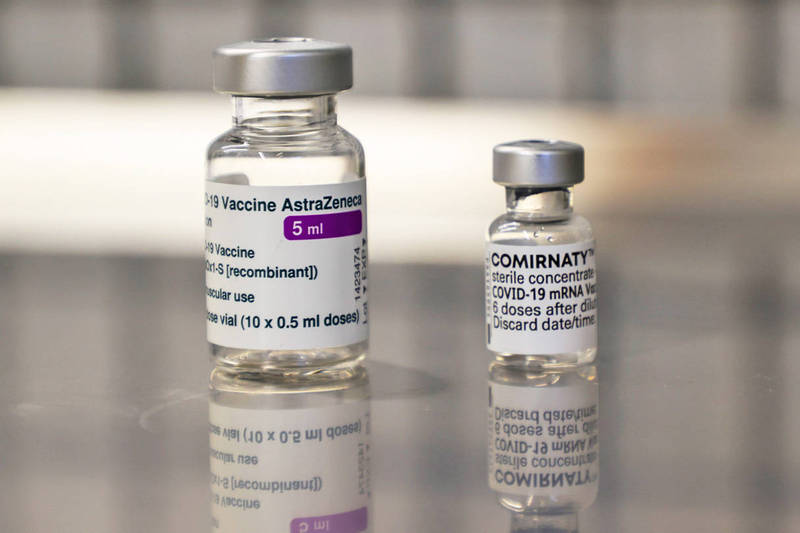 指揮中心擬規劃在第13輪疫苗接種，提供部分接種第一劑AZ疫苗超過10週者，第二劑可混打BNT。。（彭博）