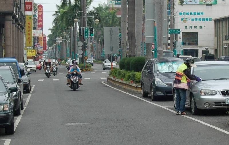 路邊停車收費員開單情形。示意圖，與本新聞事件無關。（資料照，記者李立法攝）