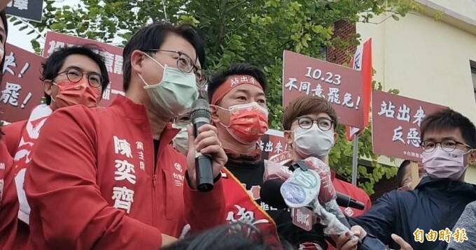 台灣基進黨主席陳奕齊（左）痛批，朱立倫藉撕裂中二選區。（記者張軒哲攝）