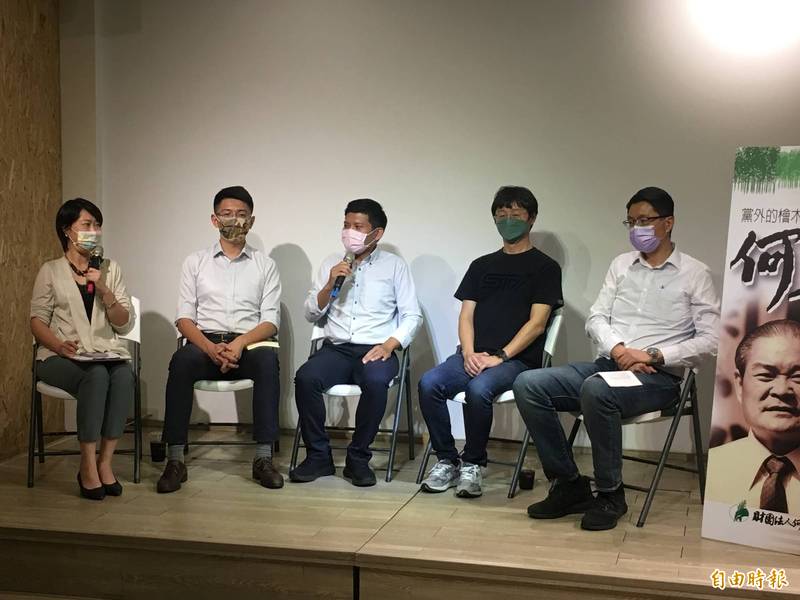 何春木文教基金會邀請年輕民進黨市議員與青年座談，討論台灣民主發展過程。（記者蘇金鳳攝）