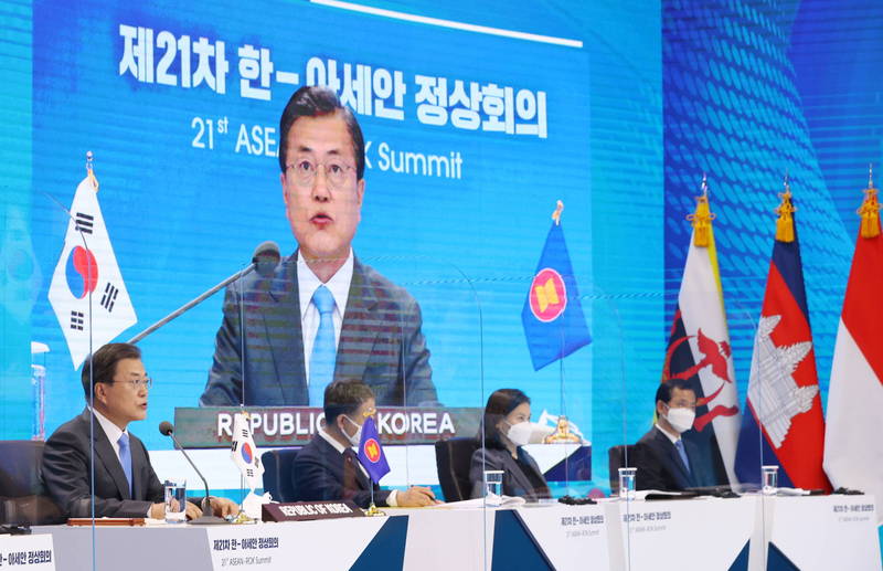 南韓政府22日宣布追加提供東協約1.39億新台幣的武肺「抗疫基金」。圖為南韓總統文在寅去年出席南韓-東協特別峰會畫面。（歐新社資料照）