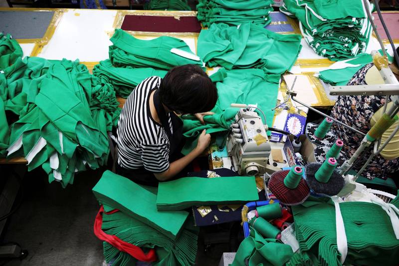 《鱿鱼游戏》红遍全球，令南韩成衣业在疫情重创之下迎来一线生机。图为首尔一间成衣厂的工人缝制与剧中同款的绿色运动服。（路透）(photo:LTN)