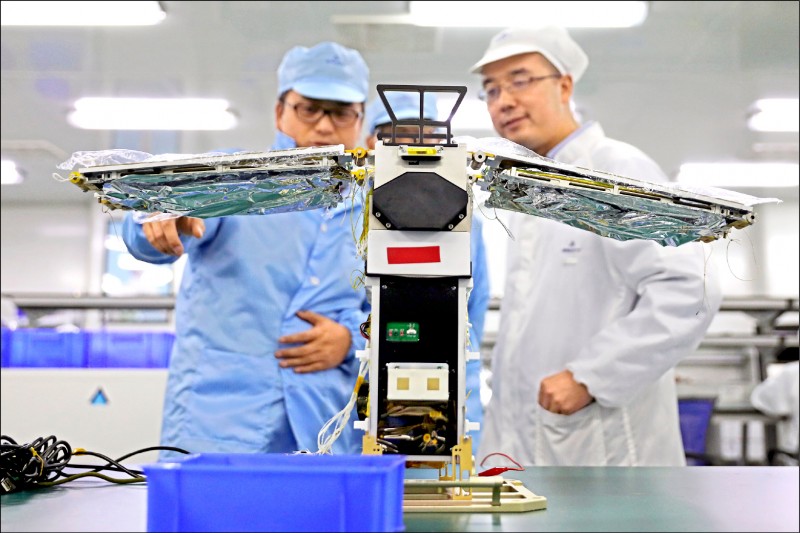 中国极力发展反卫星技术，令西方国家忧虑日深。图为中国太空工程师在湖南省长沙市的实验室测试重达10公斤的TY3-12卫星。（路透档案照）(photo:LTN)