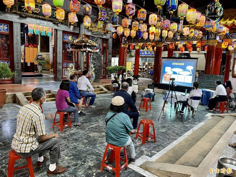 台南社大台江分校在海尾朝皇宮廟口策辦「在生活中作曲，聽見台灣古早流行歌」文化講座。（記者王姝琇攝）