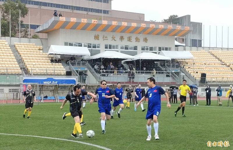 「World Cup Taiwan 2021 台灣國際友誼足球賽」今在輔仁大學足球場熱血開踢，我國外交部與各國駐台使節、代表組成的「夢幻隊」一較高下，雙方在風雨之中仍熱血球敘。（記者楊丞彧攝）