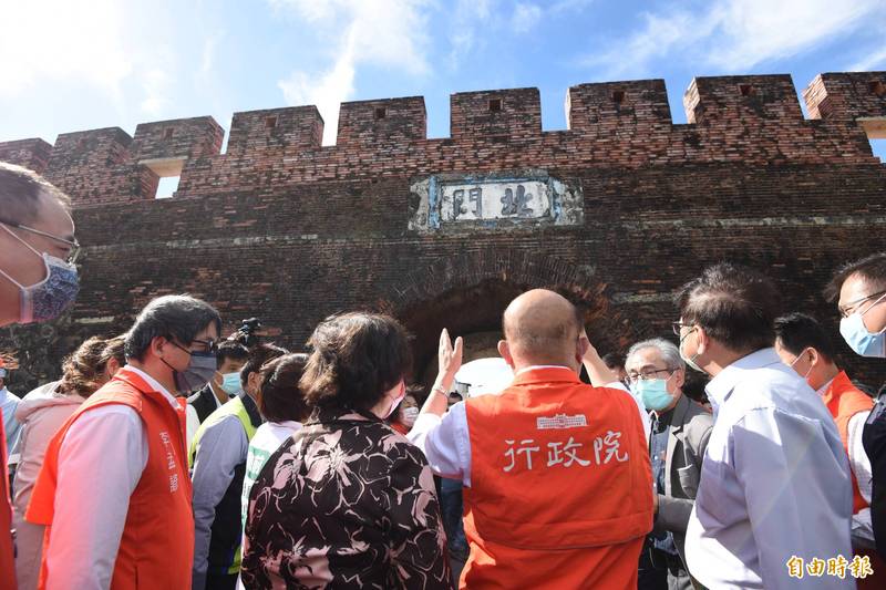 歷史悠久的恆春古城，近年屢傳城門遭冒失的民眾開車衝撞受損，行政院長蘇貞昌今天到恆春視察。（記者蔡宗憲攝）