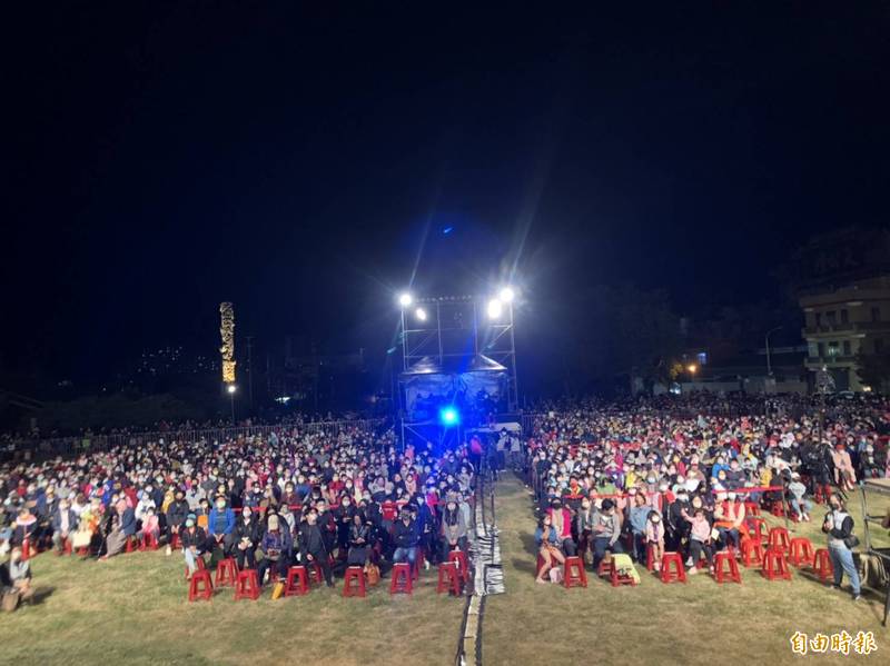 新竹市FOCA福爾摩沙馬戲團今晚在天公壇舉行戶外公演，吸引上千人觀賞精采表演。（記者洪美秀攝）