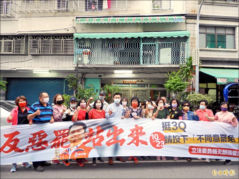 「反惡罷，高雄站出來」 ， 民眾昨天包車一早出發到台中 。（記者葛祐豪攝）