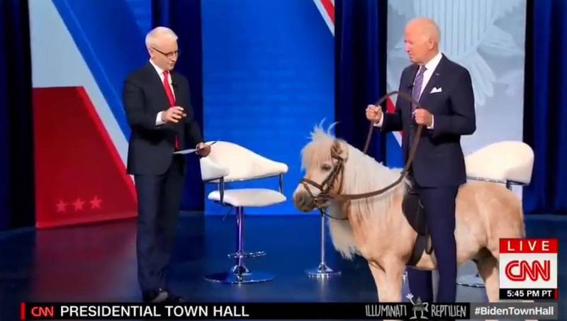 美国网媒《Daily Caller》放上一段网友制作的合成影片，有网友将1匹马与拜登合成，让他手里握着缰绳，看起来就像是在骑马。（图取自TWITTER）(photo:LTN)