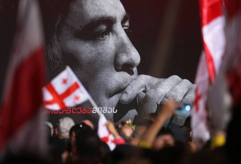 乔治亚前总统萨卡希维利（Mikheil Saakashvili）自本月1日从乌克兰回国遭逮捕后展开绝食，今（23）传身体一度有恙，经输血后情况稳定。图为其支持者集会，要求乔治亚政府释放巨大肖像中的萨卡希维利。（路透）(photo:LTN)