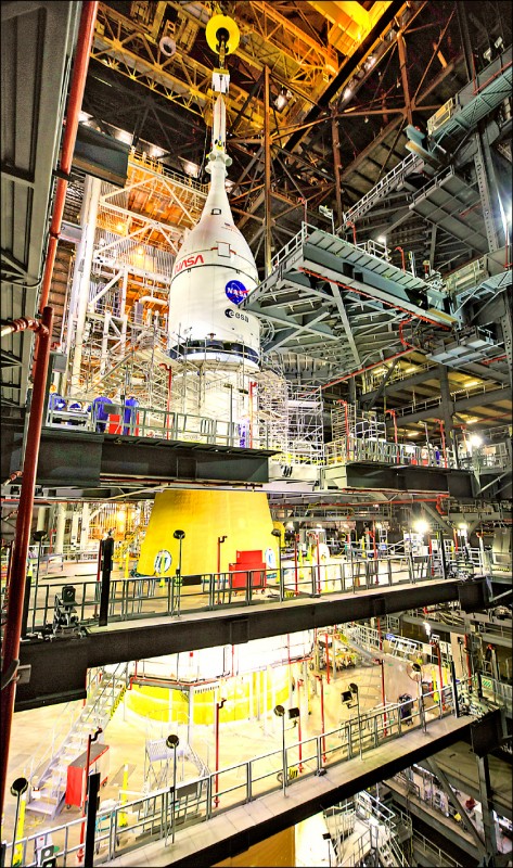 美国航太总署廿二日表示，将在明年二月执行「阿提米丝一号」任务，将无人驾驶的猎户座太空船发射至月球轨道。图为猎户座太空船成功安装至巨型火箭「太空发射系统」（SLS）上。（欧新社）(photo:LTN)