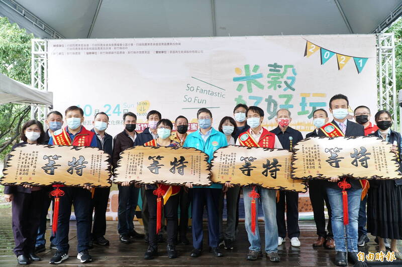 110年度新竹縣國產龍眼蜂蜜品質評鑑因疫情影響，改採線上品評方式辦理，新竹縣政府今天在新瓦屋頒獎表揚獲獎蜂農，其中特等獎蜂農為劉學禮、蘇樺婷、吳昌聖、王朝棟。 （記者廖雪茹攝）