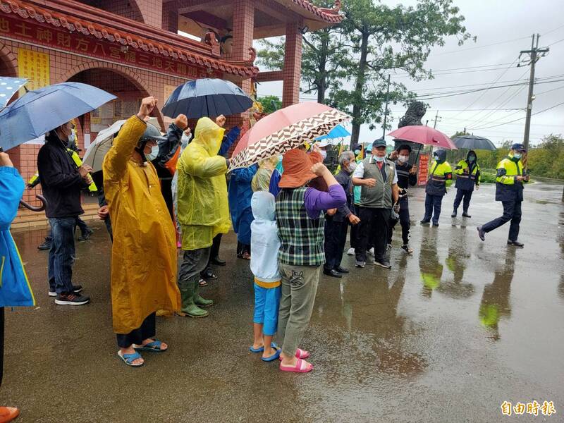 新設養雞場規劃設在田中央，鄰近新屋下田里居民群聚抗議、擔心毛絮滿天飛！（記者李容萍攝）