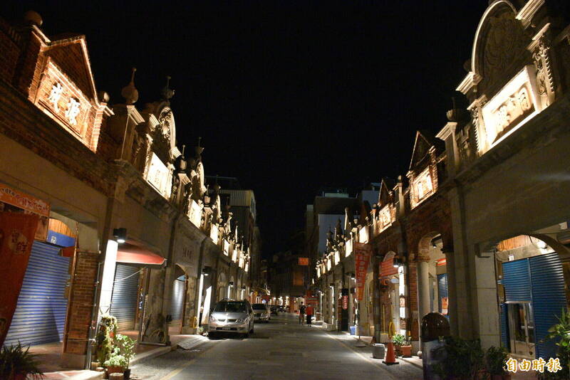 入夜後的大溪老街在「路燈、騎樓燈、歷史街屋投射燈」3種燈光照射下，別有一番風情。（記者李容萍攝）