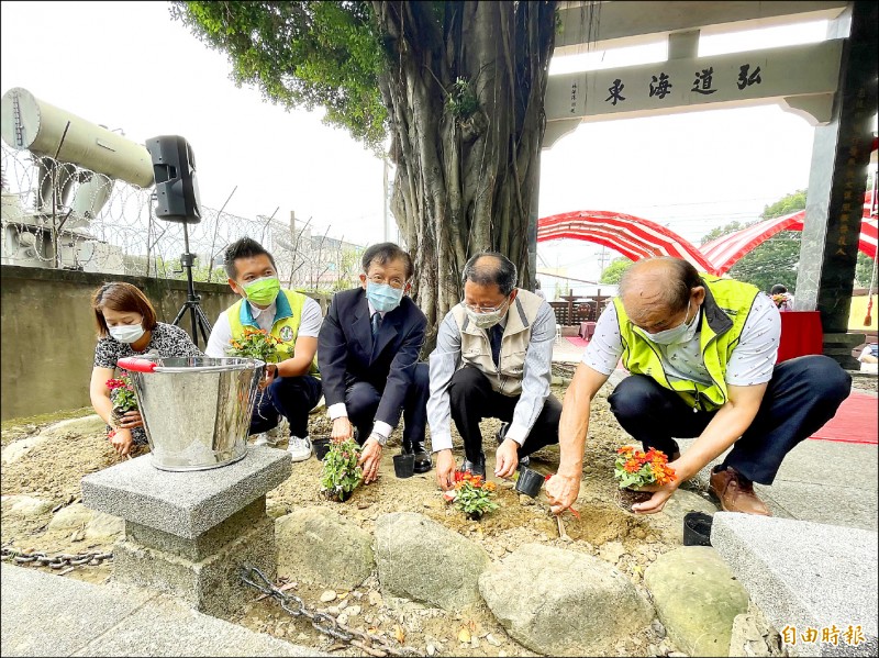 善化區公所昨在沈光文紀念碑舉辦「種菊」祈福活動，邀請沈光文第12代直系子孫沈榮麟（中）出席，一同種下4種菊花祈福。（記者萬于甄攝）