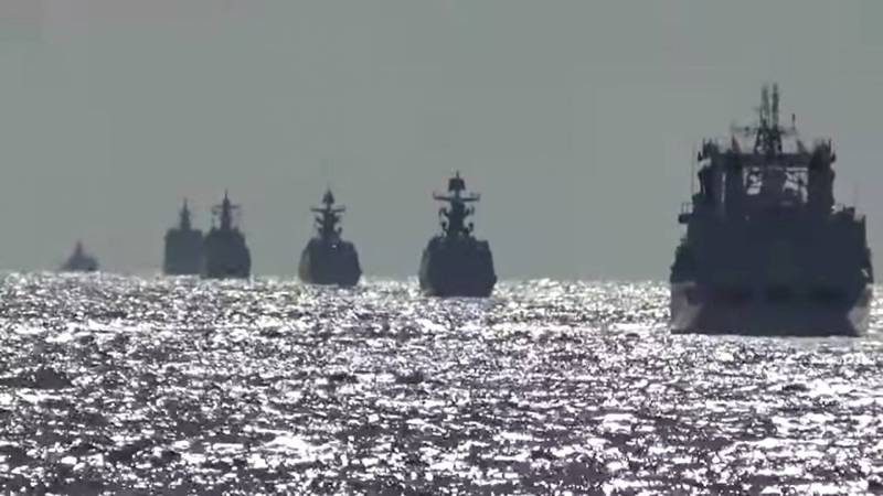 中俄軍艦編隊順時針繞行日本國境。（路透）