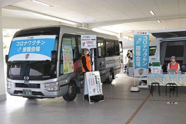 日本政府為鼓勵民眾接種，10月23日首次推出「疫苗巴士」的巡迴活動，其中停靠在3個購物中心，民眾不必事先預約，僅須攜帶個人證件便可上車打疫苗。（圖擷取自推特）