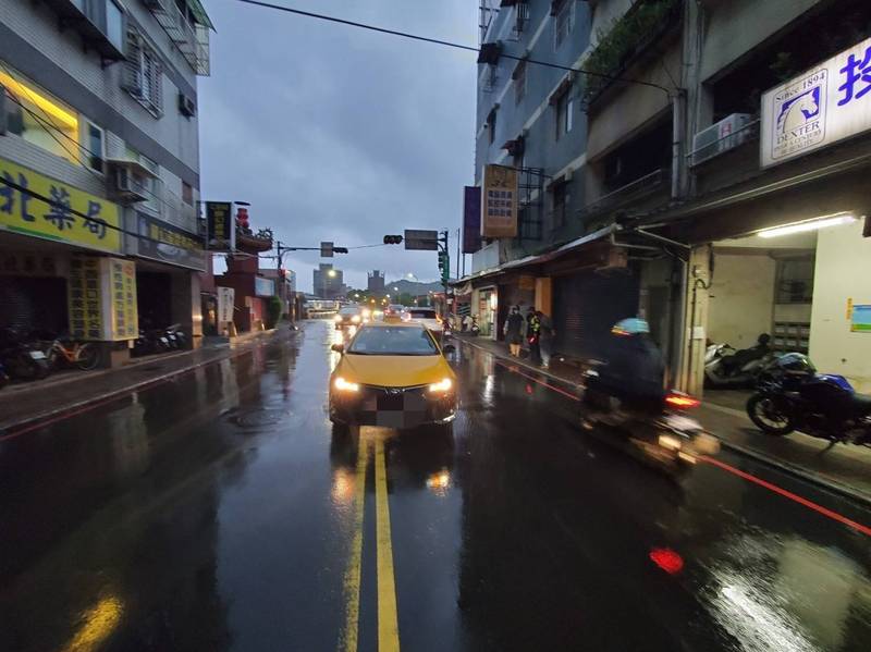 小黃運將酒駕還跨越雙黃線超車 擦撞對向機車機車被送辦 社會 自由時報電子報