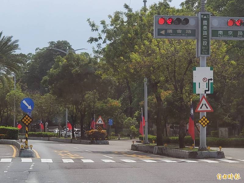 路口車禍達6成，警方鎖定鳳山10大易肇事路口加強執法，圖為南京、國泰路口。（記者陳文嬋攝）