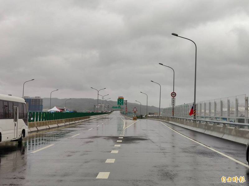 淡江大橋第二標工程、八里端主線，25日晚上10點開放通車。（記者林欣漢攝）