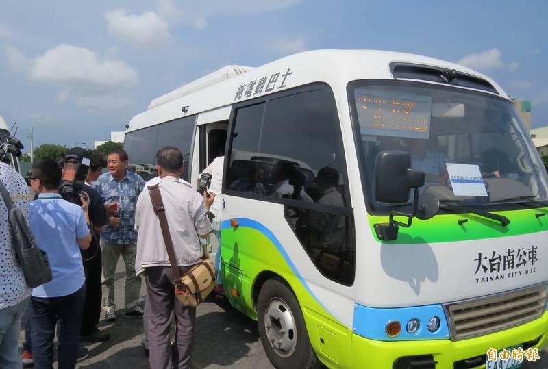 南市交通局說，目前安平有假日接駁車行駛，有77-1（安平漁人碼頭-安平古堡）和77-2（安平-興達港）兩條路線。（資料照）