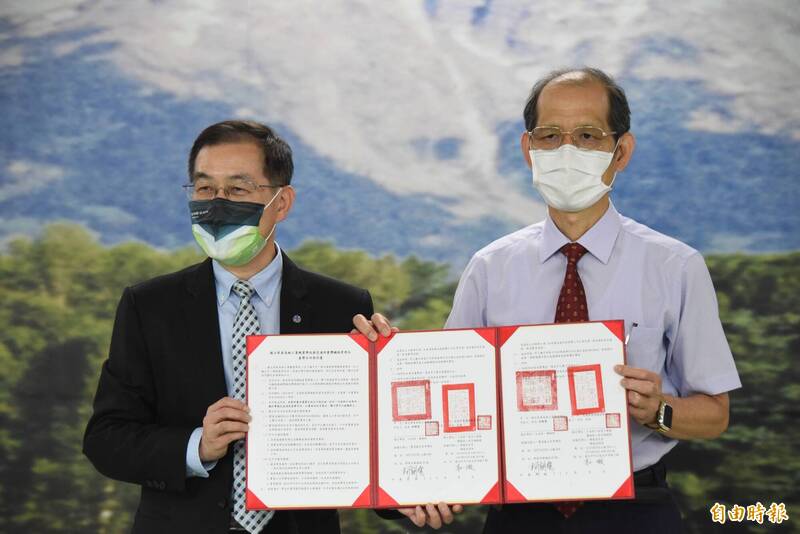 台鐵副局長馮輝昇（左）與屏東高工校長柯朝塗簽約產學合作。（記者葉永騫攝）
