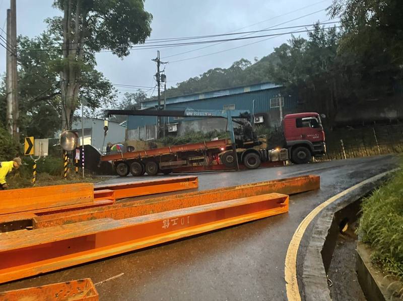 曾男載運大批建材鋼條，在行經龜山區大坑路三段99巷時，疑似閃避車輛急踩剎車，以致鋼條掉落，所幸並未造成人員傷亡。（記者陳恩惠翻攝）