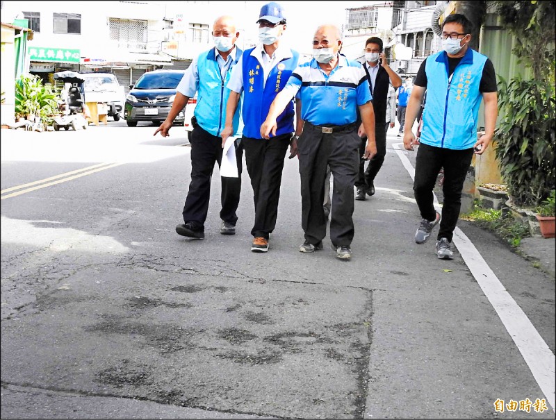 南投縣長林明溱（左二）等人在名間鄉松柏嶺地區會勘道路。
（記者謝介裕攝）