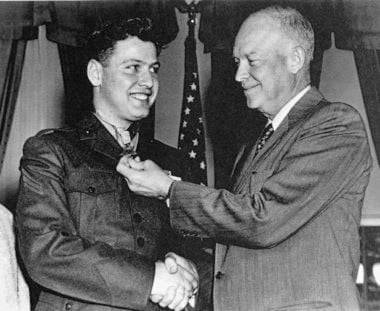 1953年3月12日，時任總統的艾森豪在白宮授予杜威榮譽勳章。（圖擷自Congressional Medal of Honor Society網站）