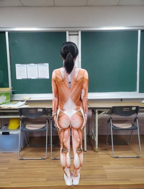 女老師直接穿上「人體透視裝」教學，讓網友大讚用心。（圖擷自爆廢公社公開版）