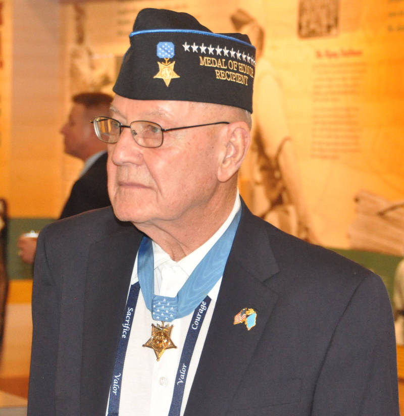 美國韓戰老兵杜威（Duane Dewey）在板門店據點奮不顧身壓在手榴彈上，拯救了同袍性命並奇蹟生還，近日他在佛州療養院以89歲的高齡逝世。（圖擷自Congressional Medal of Honor Society網站）
