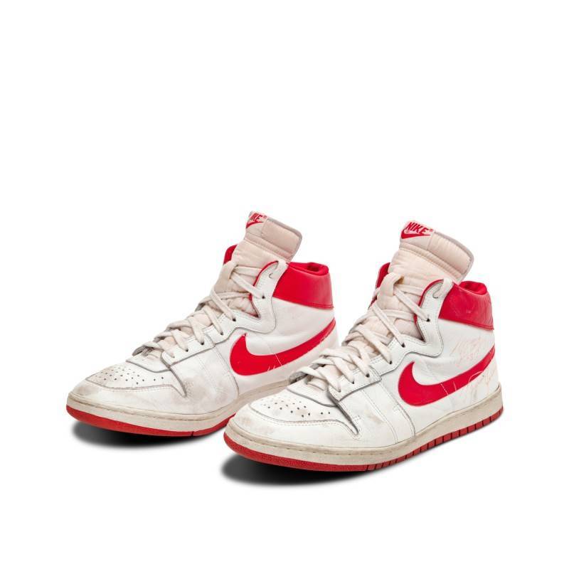 「篮球之神」乔丹（Michael Jordan）1984年新秀赛季第5场比赛穿上场的Nike球鞋，于苏富比拍卖会上以147.2万美元（约新台币4100万元）成交。（图撷自苏富比网站）(photo:LTN)