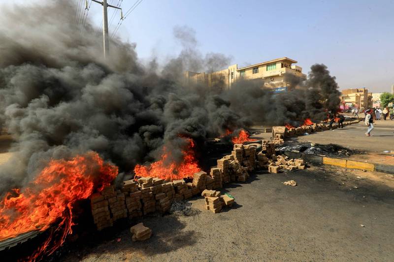 示威者在喀土穆到处焚烧轮胎。（法新社）(photo:LTN)