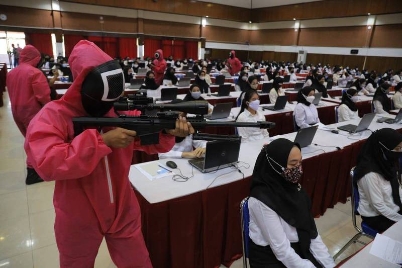 印尼东爪哇省日前举办公务员考试，过程中竟有《鱿鱼游戏》红衣人出现在考场。（图翻摄自推特）(photo:LTN)