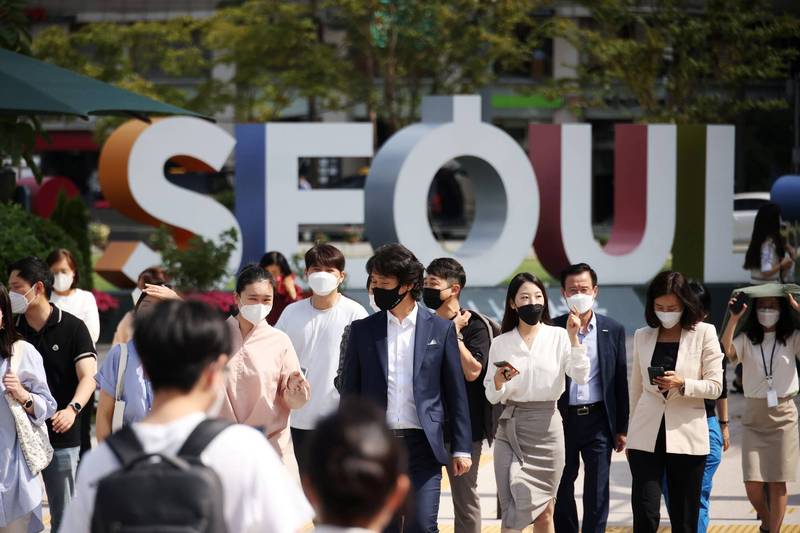 南韓政府擬自下月1日改採「與疫共存」模式，並預計以11月1日、12月13日及明年1月24日為分界，分3階段恢復日常生活秩序。（路透資料照）