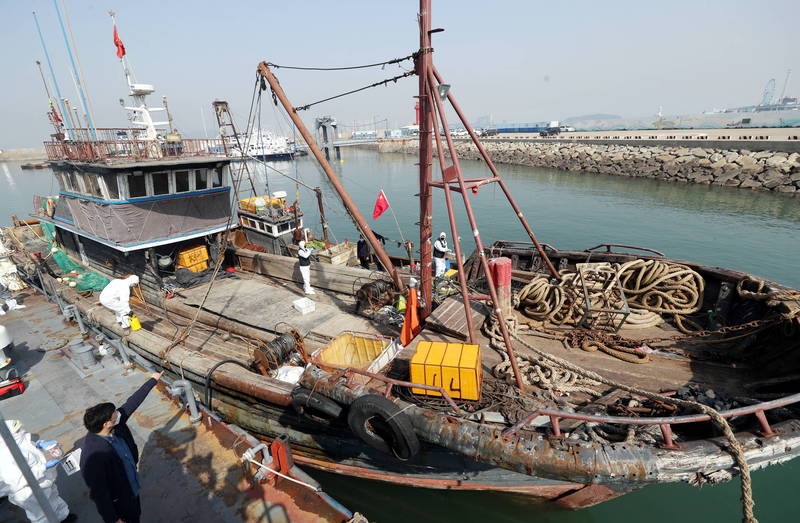 中国非法捕捞渔船问题严重，南韩近日在不到一天的时间就扣押2艘中国渔船。示意图，图为今年4月21日，于南韩仁川被扣押的中国渔船。（欧新社）(photo:LTN)