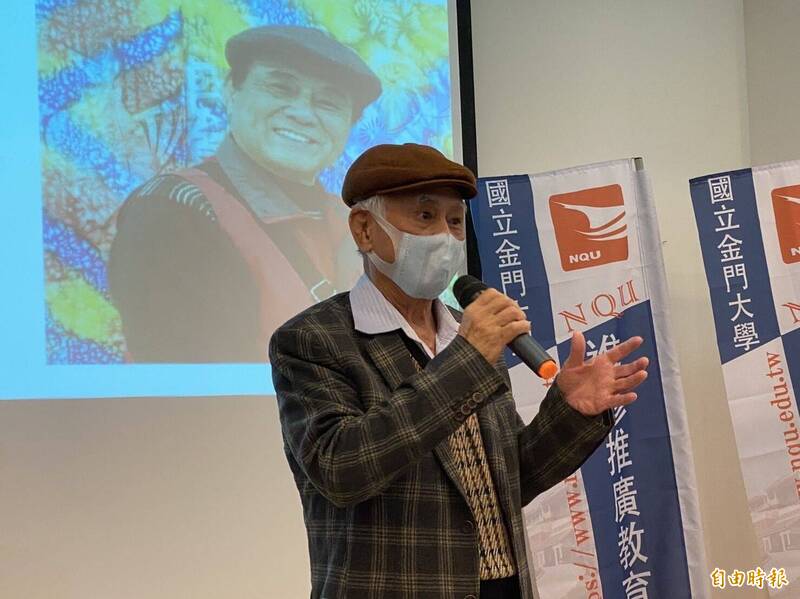 金門縣前副縣長顏達仁以金大創校最年長大學生身分，分享81歲唸大學動機。（記者吳正庭攝）