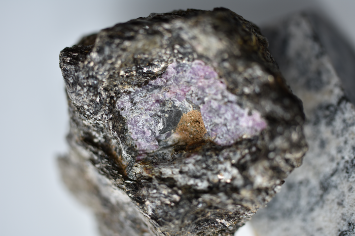 科學家在格陵蘭島紅寶石樣本含有的石墨中，發現25億年前的古代生命痕跡。（圖擷自EurekAlert網站）