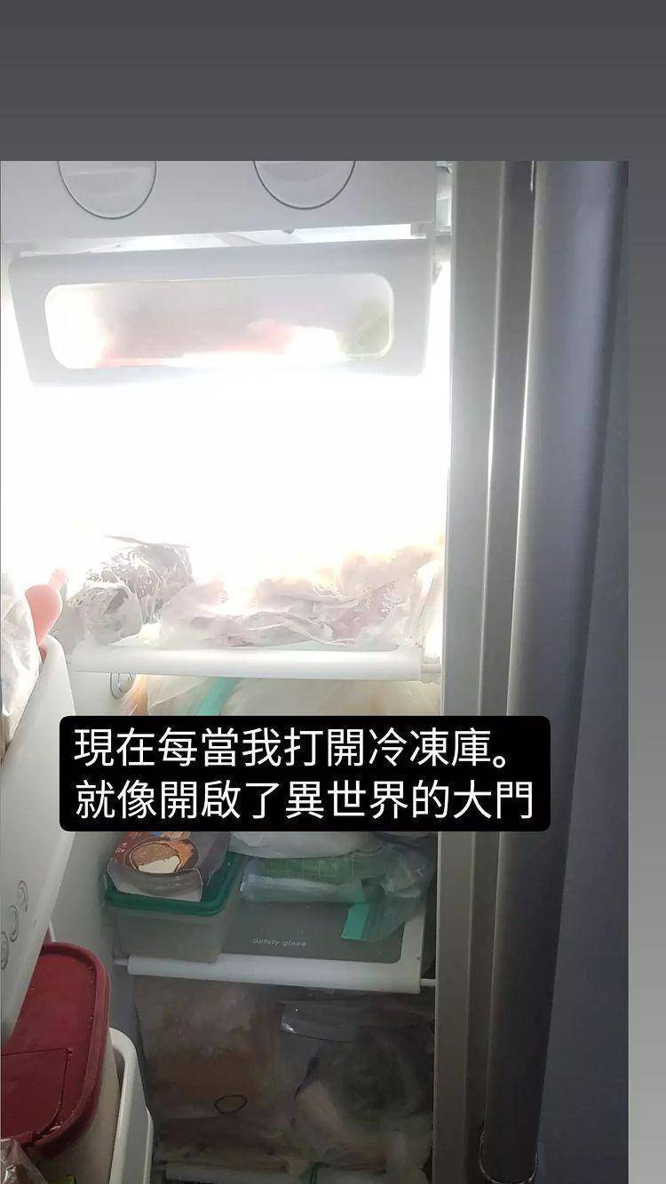 一名網友DIY為家中冰箱冷凍庫更換燈泡，他在五金行買了一個60元的燈泡並安裝好，沒想到一開冰箱門卻「開啟異世界之門」，強烈的「聖光」瞬間炸出，照片曝光後笑翻許多網友。（圖取自PTT）